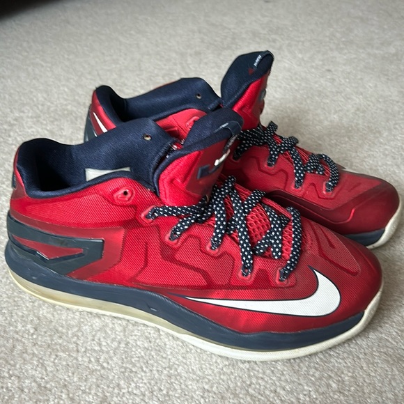 Nike Max Lebron 11 Low Top Independence Day 2014 Univers Red Men’s Size 9.5 EUC - Picture 1 of 11